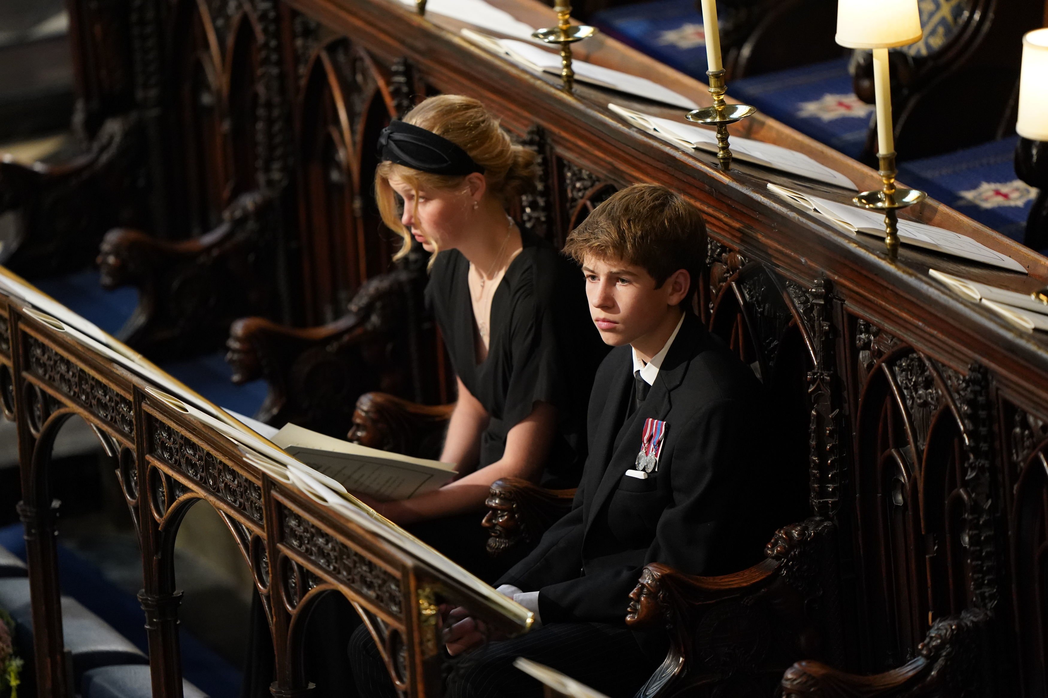Lady Louise Windsor und James, Viscount Severn bei der Begräbnis für Königin Elizabeth II., die am 19. September 2022 in der St. George's Chapel in Windsor, England, abgehalten wurde | Quelle: Getty Images