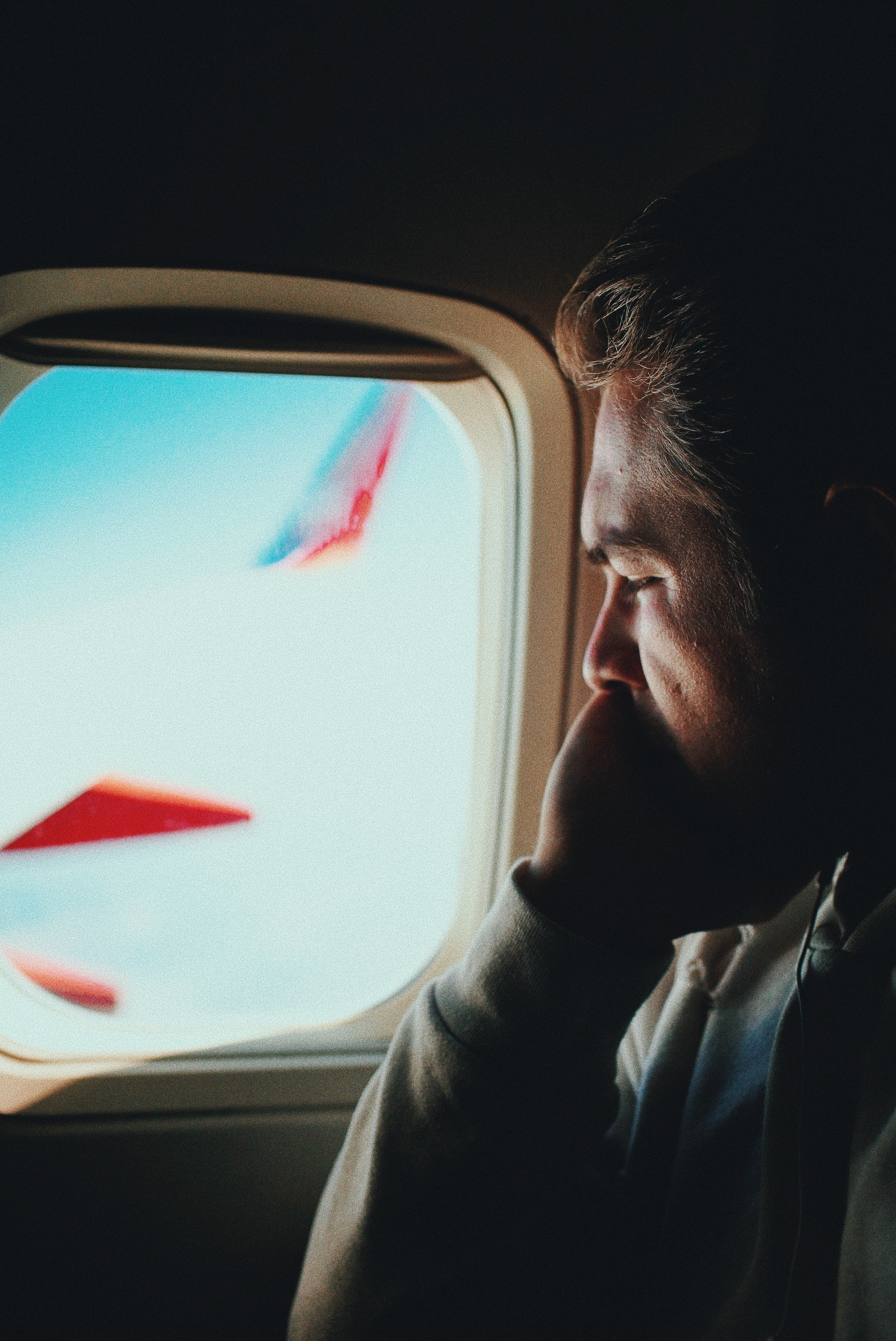 Un hombre mira por la ventanilla del avión. | Foto: Unsplash
