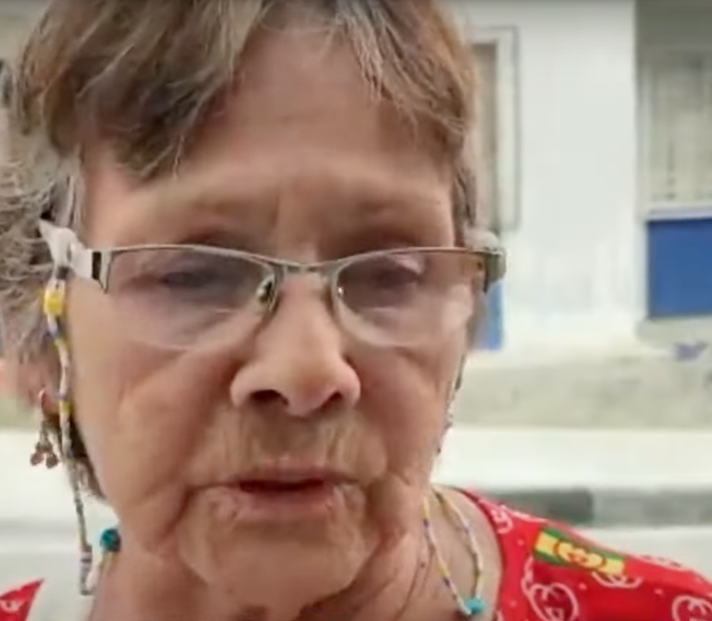 Eine Frau, die Nelly Marín de Álvarez kannte | Quelle: YouTube.com/RTVC Noticias