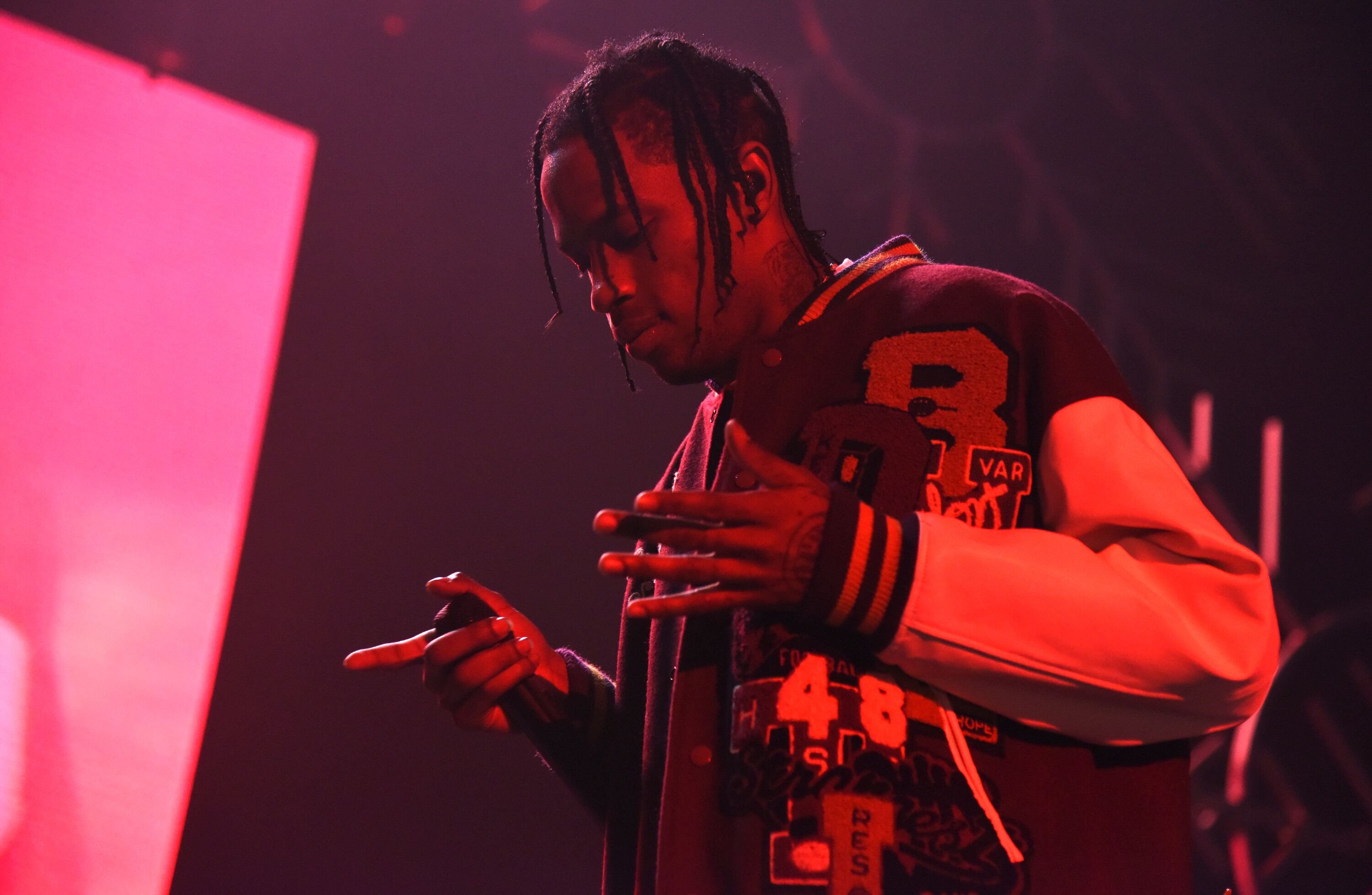 Travis Scott en pleine performance. l Source : Getty Images
