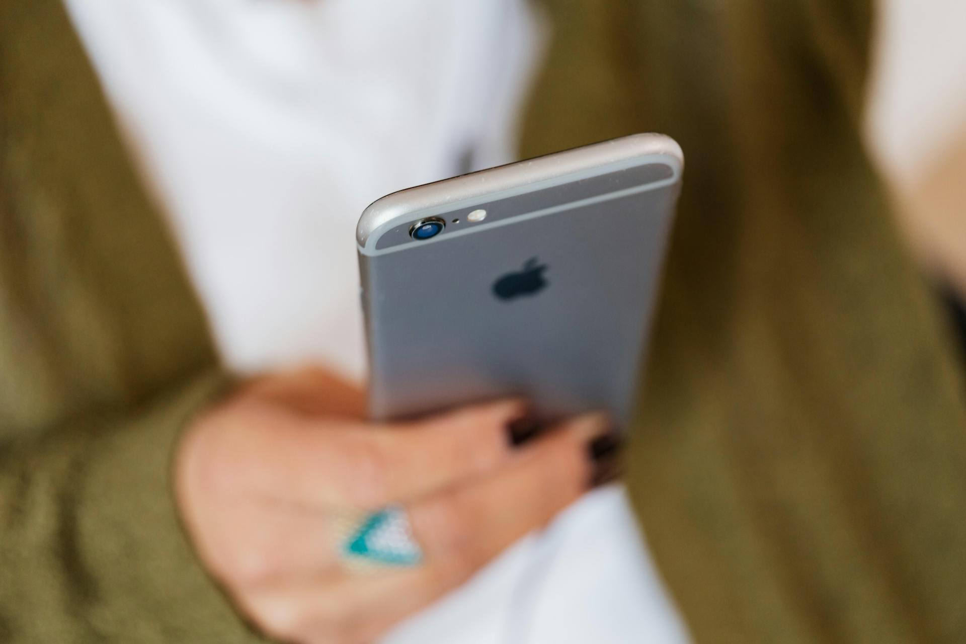 A woman using her phone | Source: Pexels