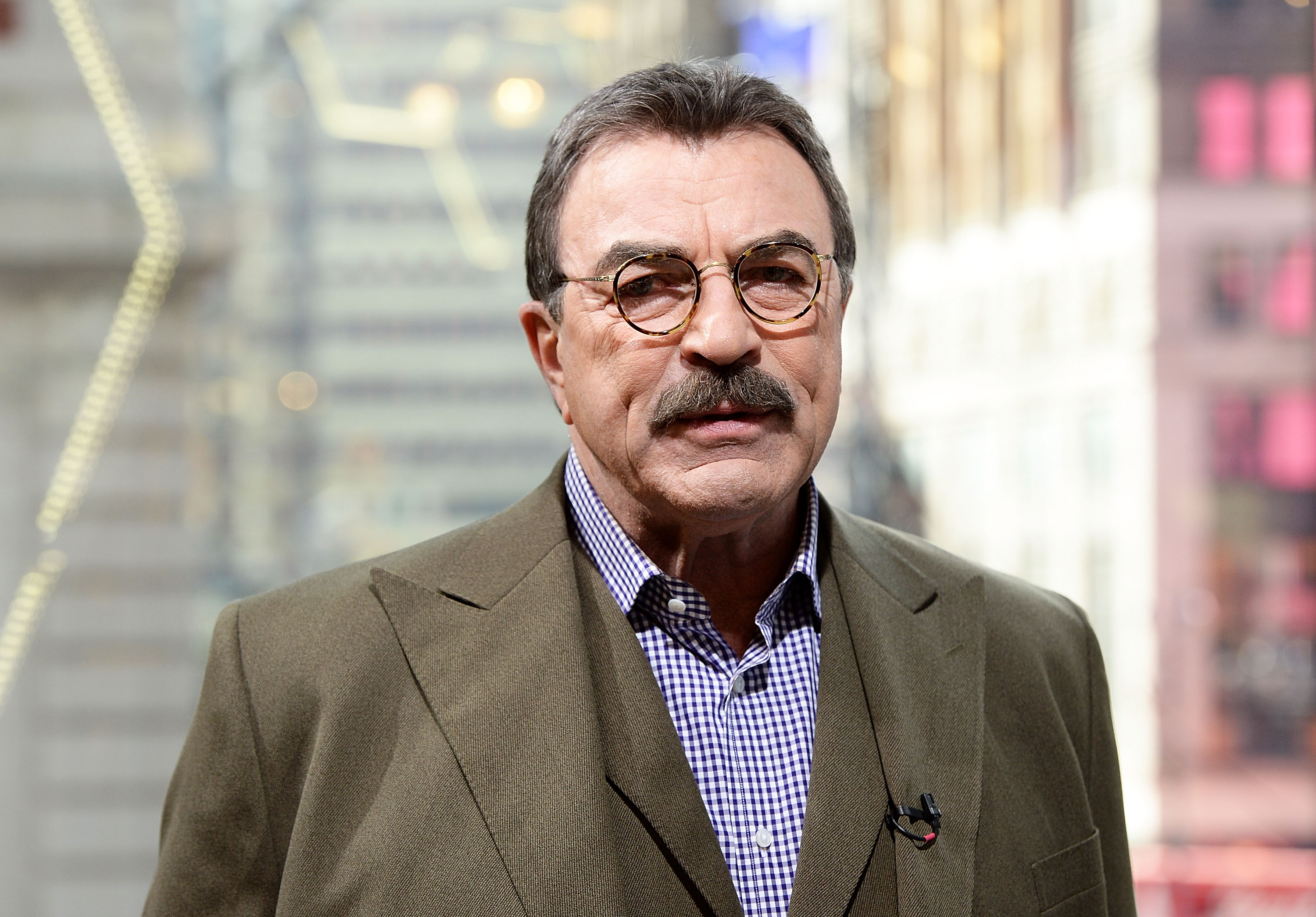 Tom Selleck visits "Extra" on October 15, 2015, in New York City. | Source: Getty Images