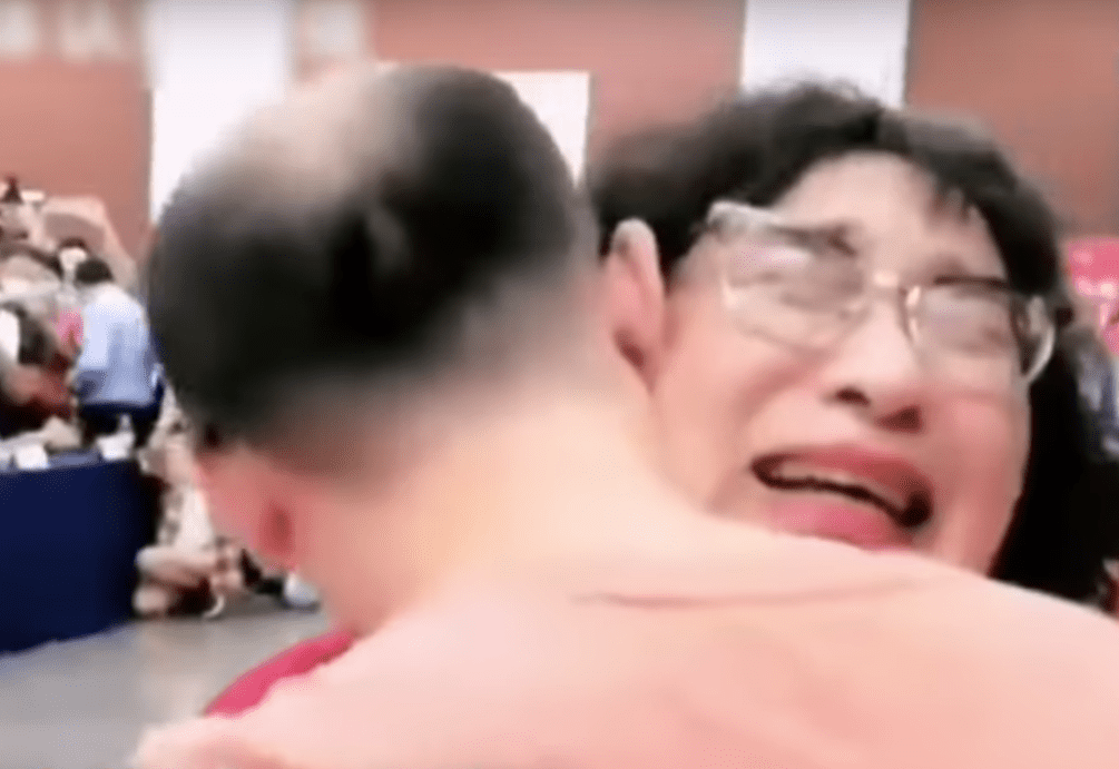 Li Jingzhi abrazando a su hijo Mao Yin tras pasar más de tres décadas buscándolo después de ser secuestrado. | Foto: YouTube/South China Morning Post Li Jingzhi abrazando a su hijo Mao Yin tras pasar más de tres décadas buscándolo después de ser secuestrado. | Foto: YouTube/South China Morning Post
