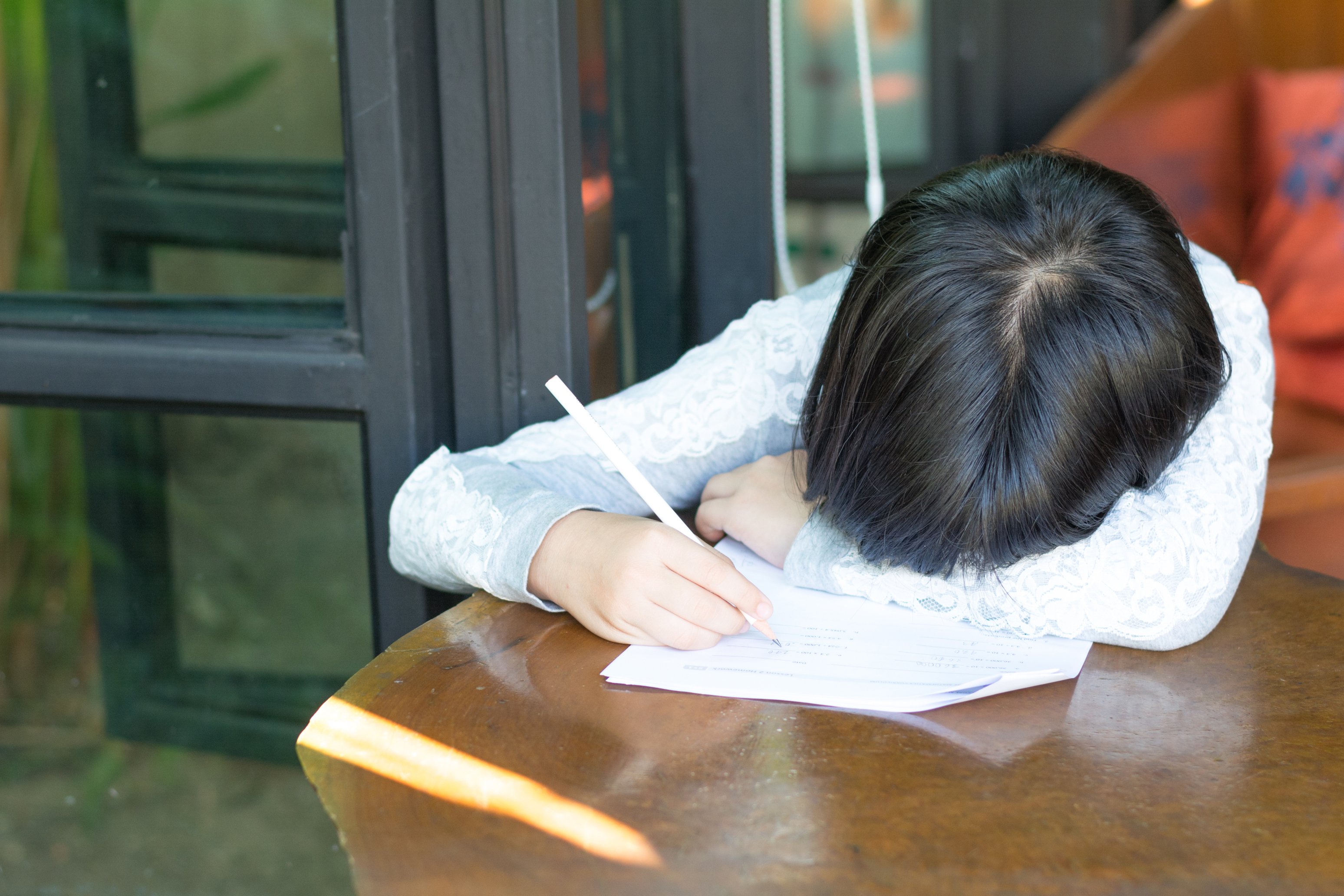 Kid doing homework. | Photo: Shutterstock