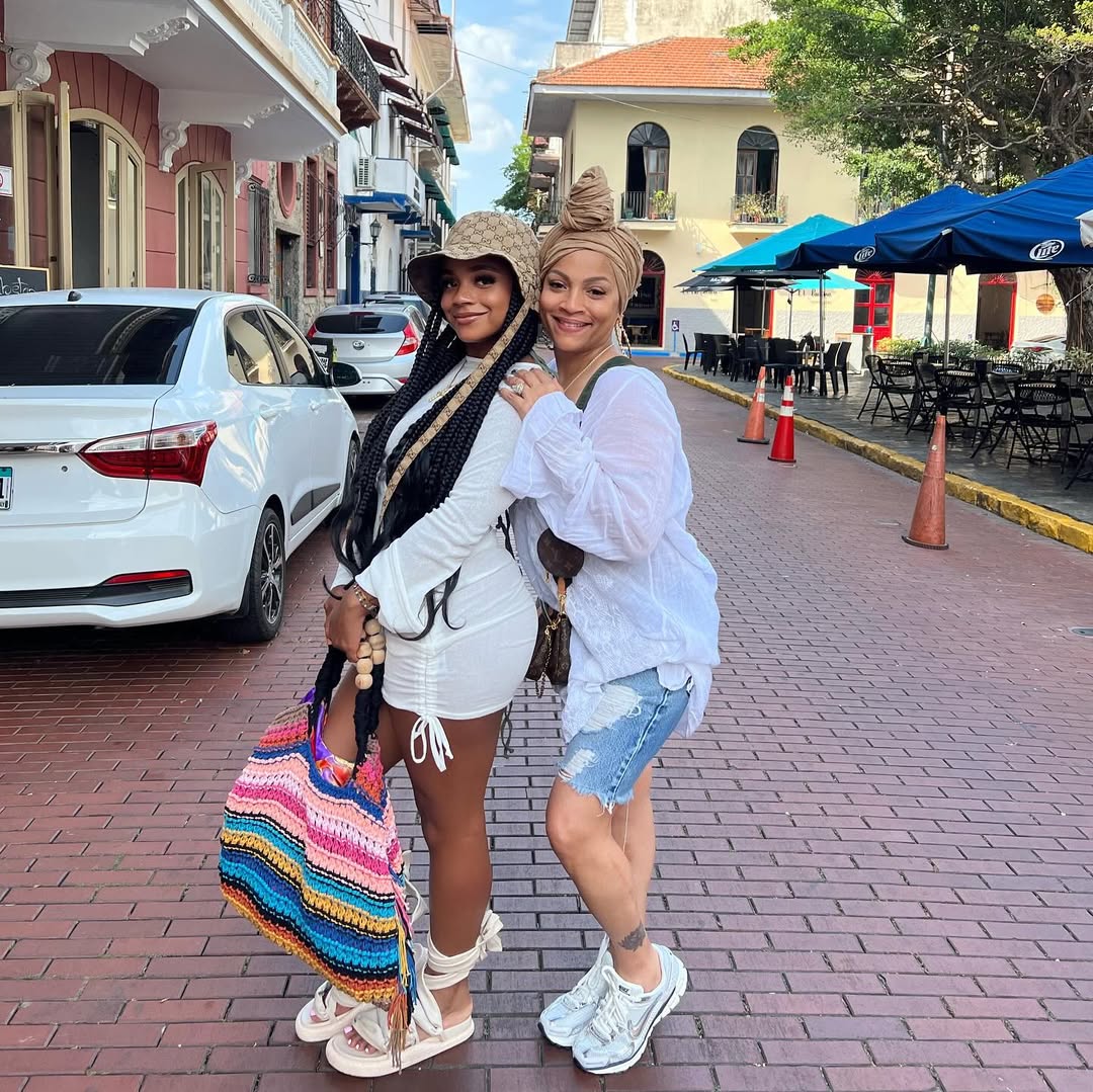 Nina and Simone Smith, seen in a post celebrating Nina's 25th birthday, dated August 8, 2025 | Source: Instagram/sislovespurple