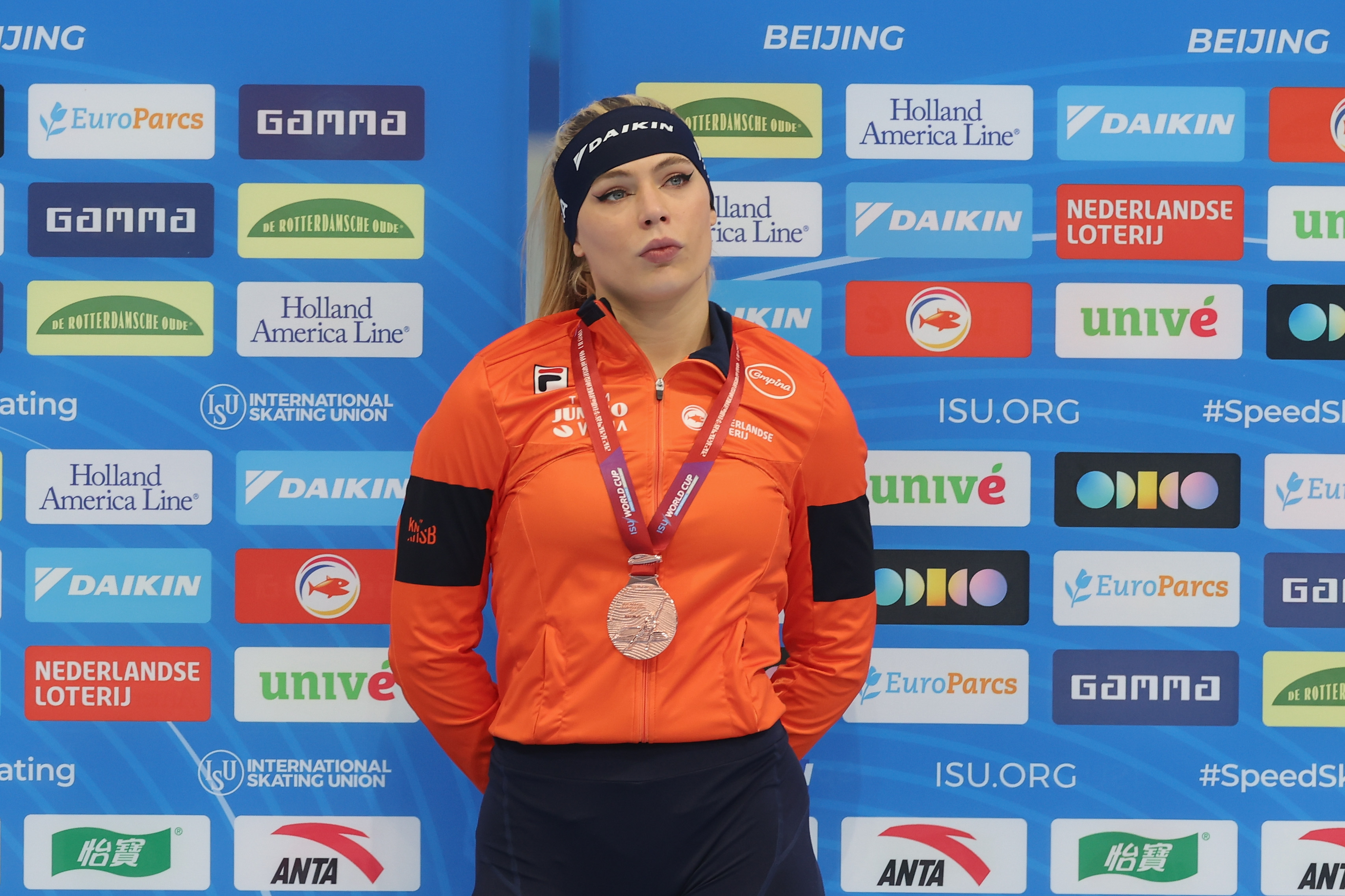 Jutta Leerdam of Netherlands poses for a photo during the victory ceremony for the 1000m Women Division A race at the National Speed Skating Oval in Beijing, China, on November 18, 2023 | Source: Getty Images