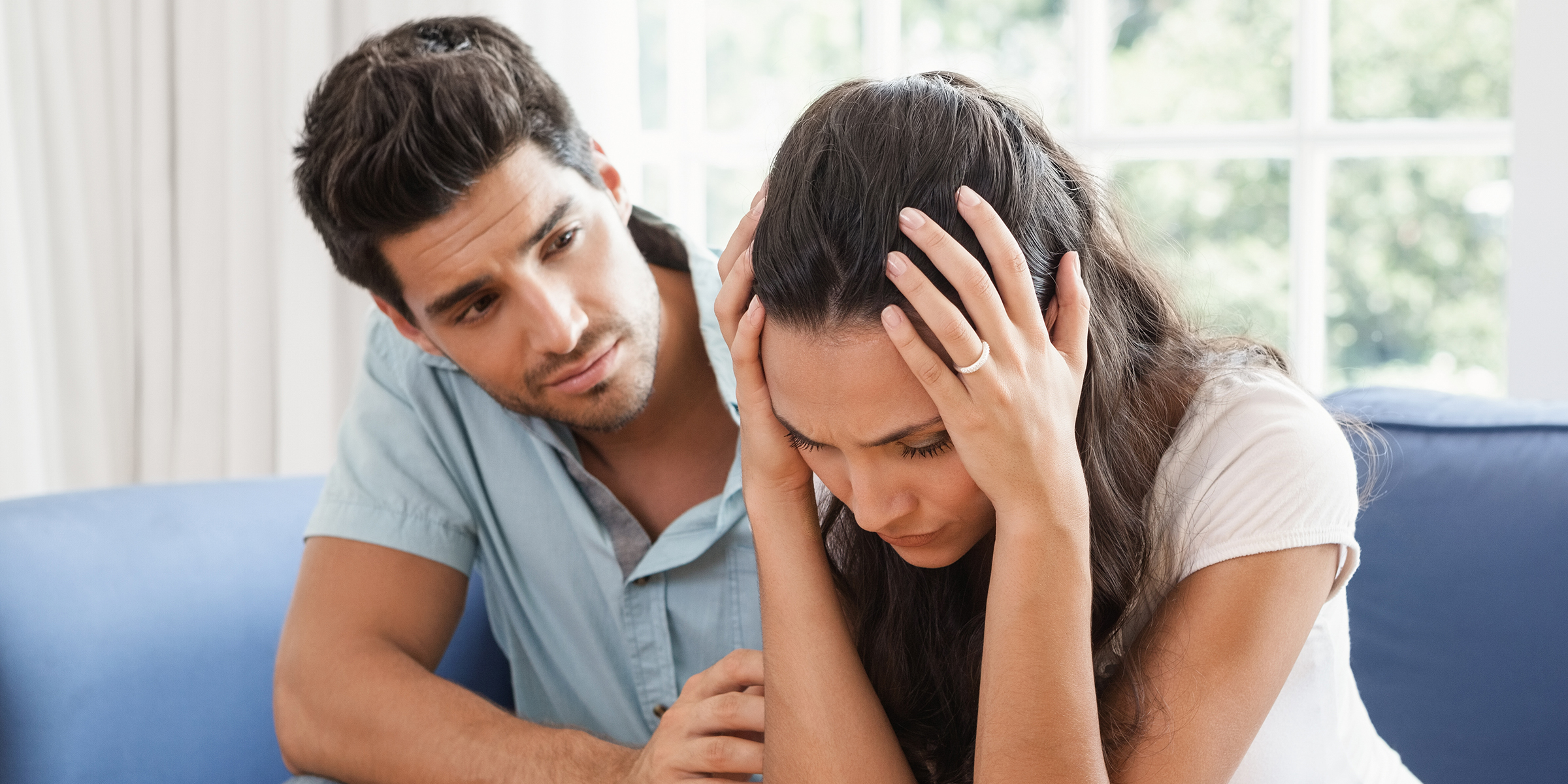 A man comforting an upset woman | Source: Shutterstock