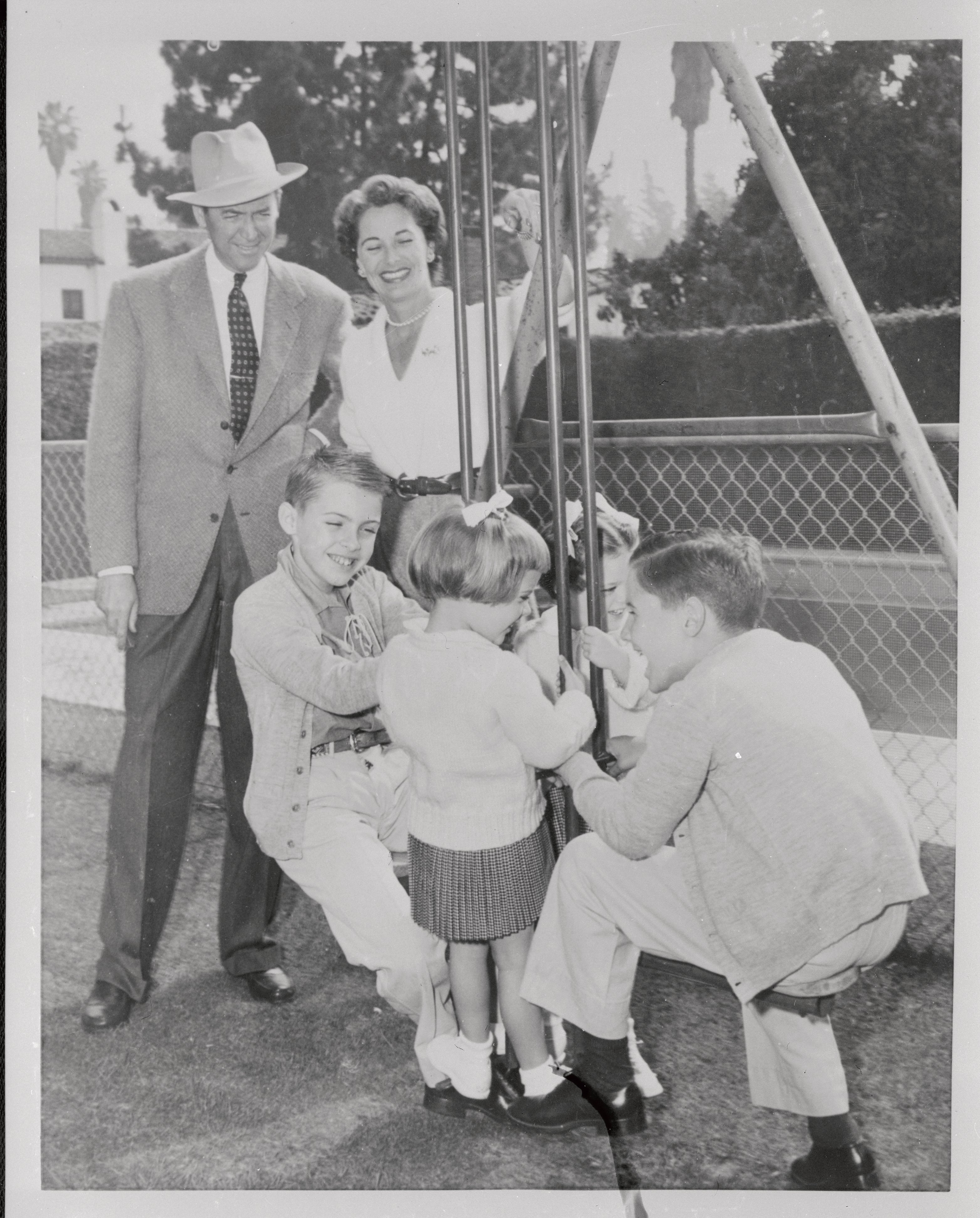 James Stewart and Gloria Hatrick McLean and their children Ronnie, Michael, Judy, and Kelly in their backyard on August 27, 1954. | Source: Getty Images