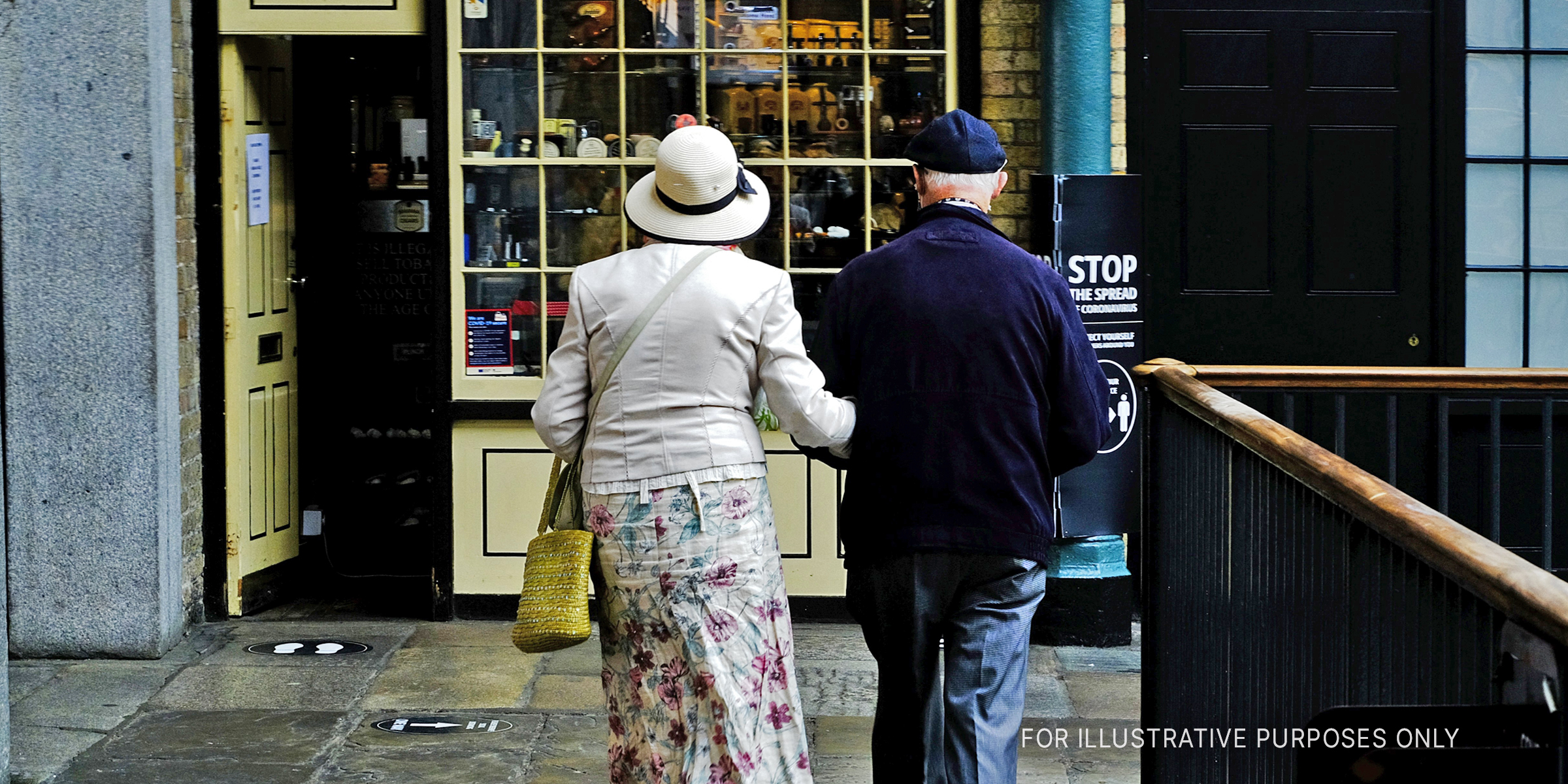 Elderly couple walking to store | Source: Flickr