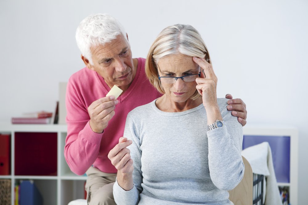 Mujer con problemas para recordar algo junto a su pareja. Fuente: Shutterstock
