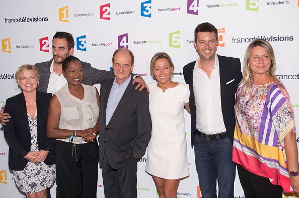 Anne-Elisabeth Lemoine, Matthieu Noel, Babette de Rozieres, Pierre Lescure, Anne Sophie Lapix, Maxime Switek et Luana Belmondo participent à la téléconférence de France Télévisions en 2014.|Photo : Getty Images. Anne-Elisabeth Lemoine, Matthieu Noel, Babette de Rozieres, Pierre Lescure, Anne Sophie Lapix, Maxime Switek et Luana Belmondo participent à la téléconférence de France Télévisions en 2014.|Photo : Getty Images.