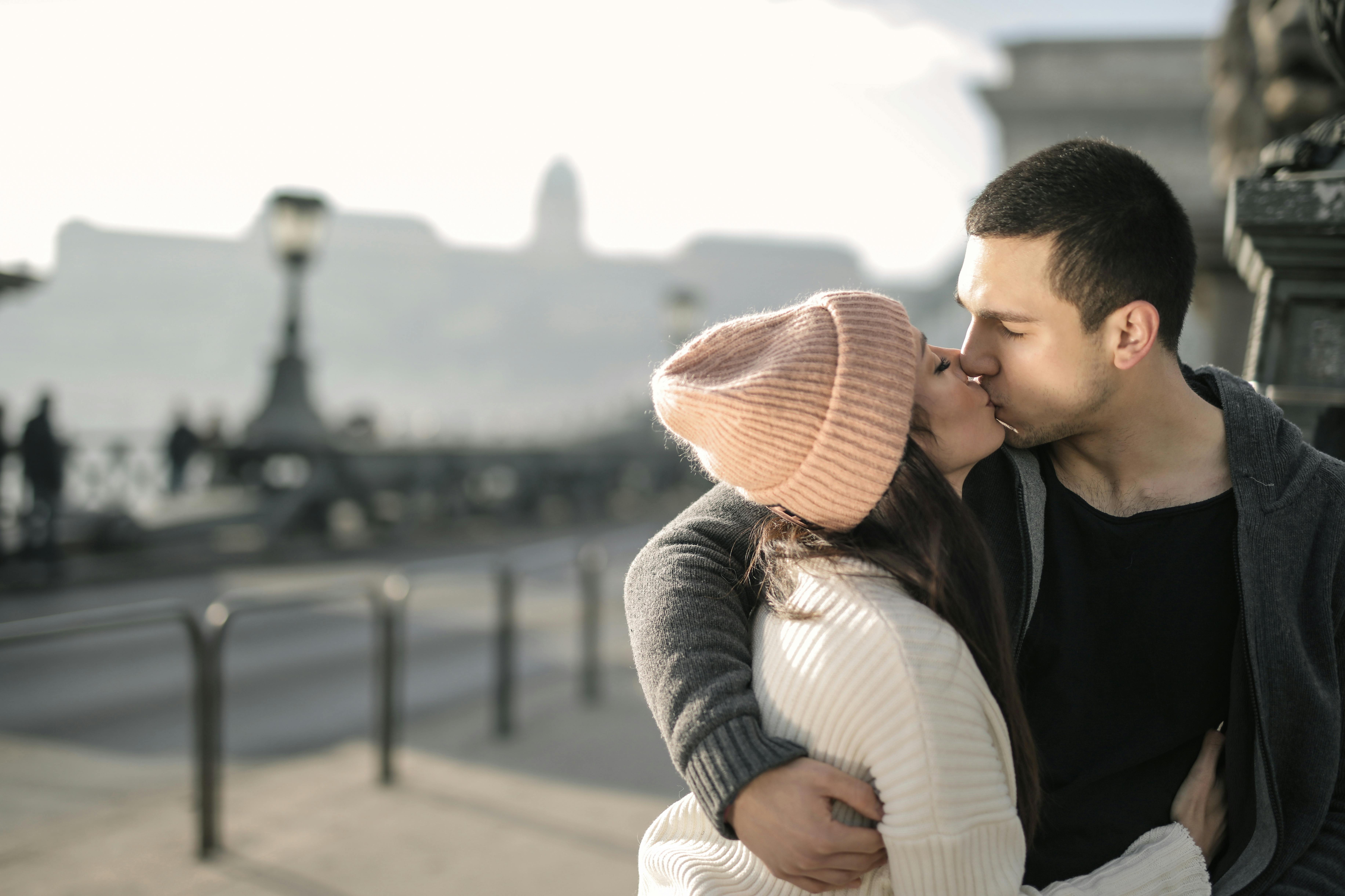 A couple hugging and kissing | Source: Pexels