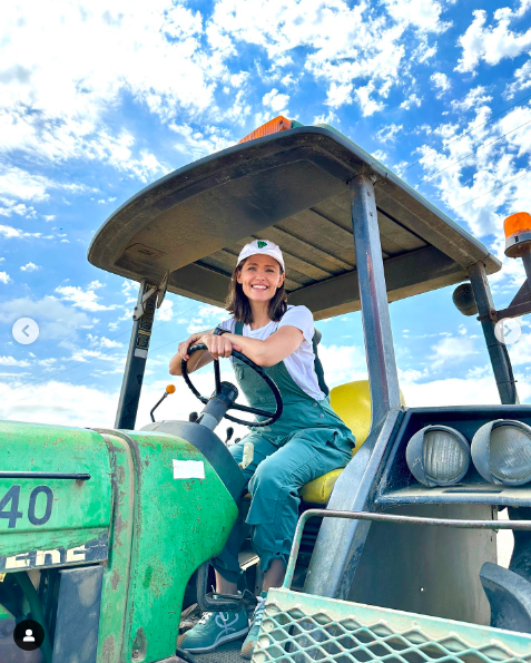Jennifer Garner posing for a picture while operating a tractor posted on August 21, 2023 | Source: Instagram/jennifer.garner and onceuponafarm
