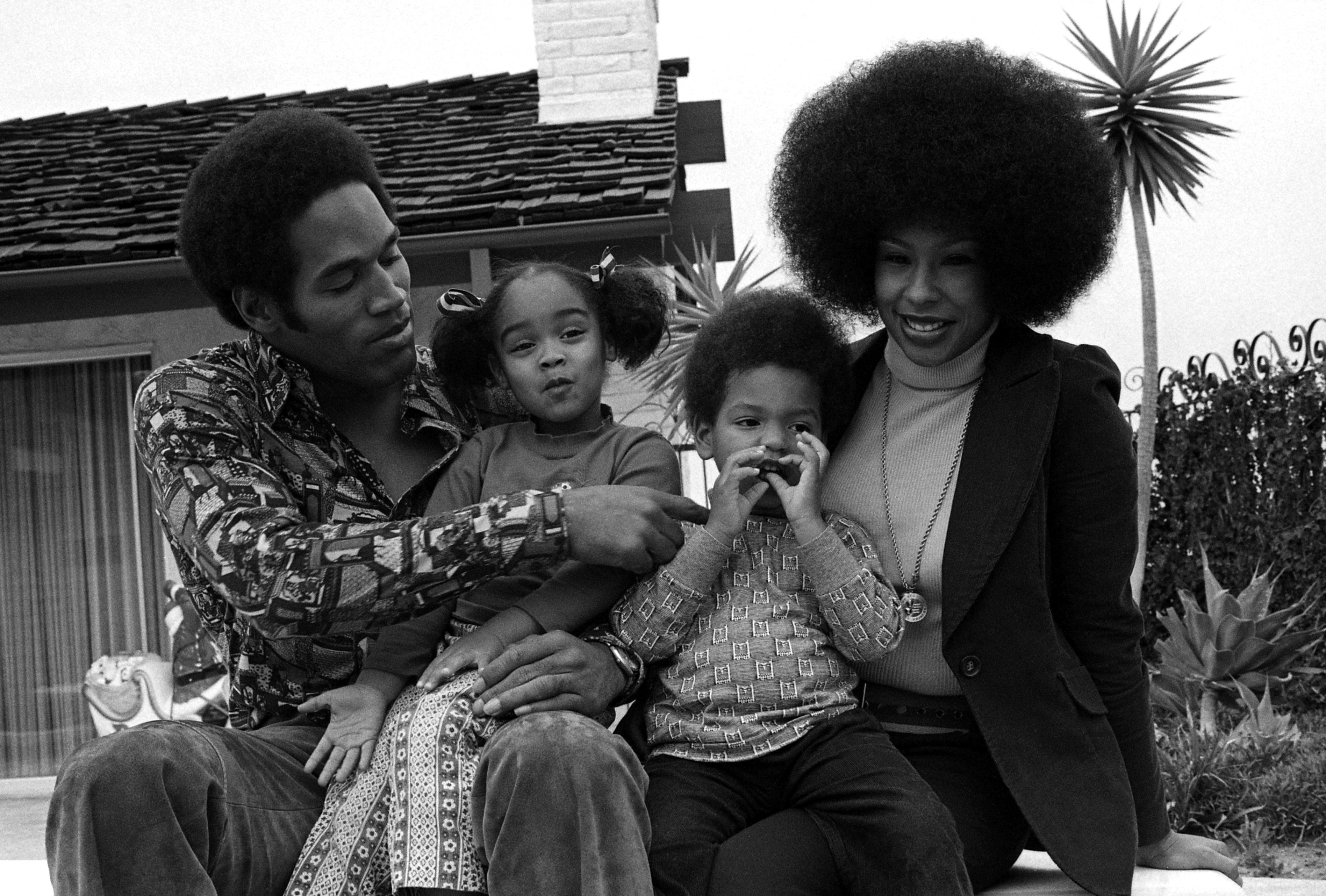 OJ, Marguerite (Whitley), Arnelle ve Jason Simpson, 8 Ocak 1973'te Los Angeles, California'daki evlerinde bir portre için poz veriyor |  Kaynak: Getty Images