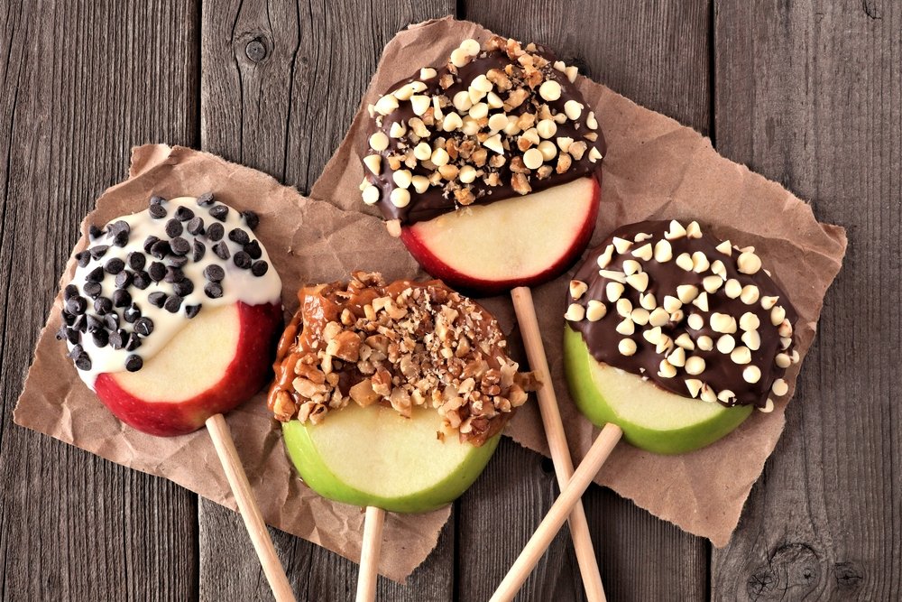 Mixed chocolate and caramel dipped candy apples rounds. | Photo: Shutterstock