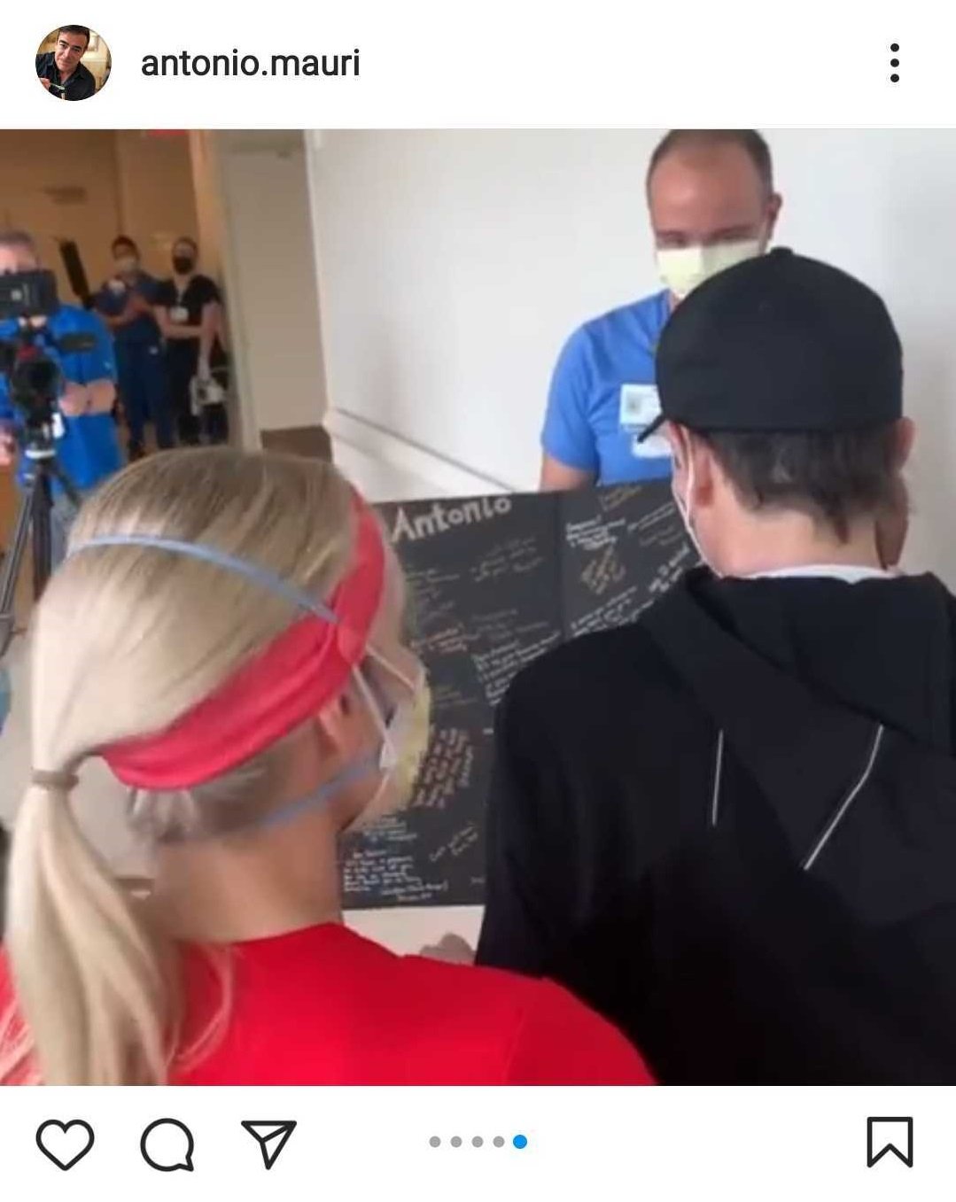 Toño recibiendo un presente antes de dejar el hospital. | Foto: Captura de Instagram/antonio.mauri