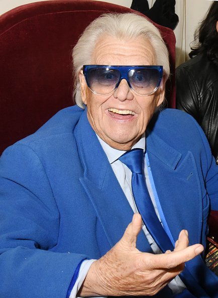 Michou du Cabaret Chez Michou assiste au spectacle de Zelia Van Den Bulke au magasin Zelia Abbesses à Paris.| Sources : Getty images.