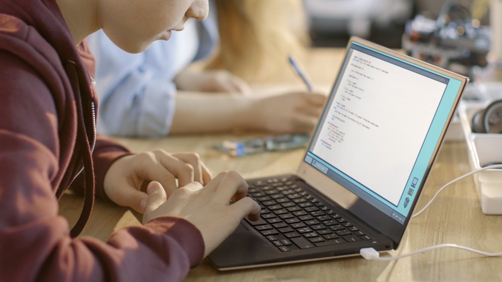 Studious young boy works on a laptop | Photo: Shutterstock Studious young boy works on a laptop | Photo: Shutterstock