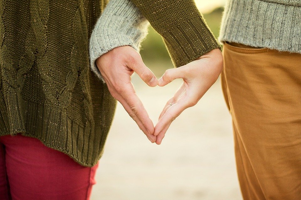 Pareja hace un corazón con sus manos. | Foto: Pixabay Pareja hace un corazón con sus manos. | Foto: Pixabay