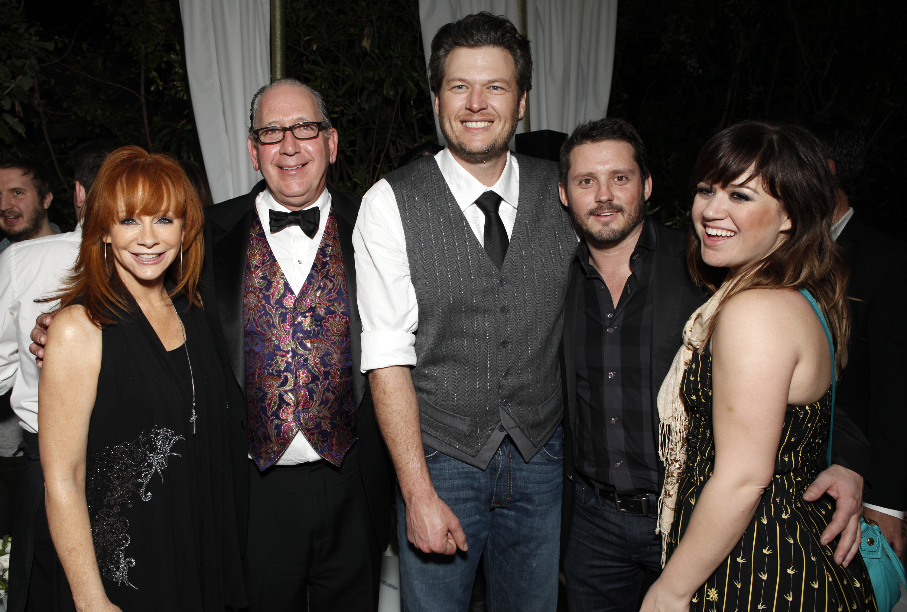 Reba McEntire, John Esposito, Blake Shelton, Brandon Blackstock, and Kelly Clarkson attend the Warner Music Group Grammy Celebration hosted by InStyle at Chateau Marmont on February 12, 2012, in Los Angeles, California | Source: Getty Images