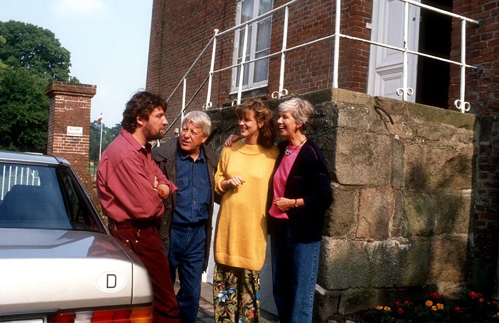Stefan Gossler, Stephan Orlac, Anja Schüte, Maria Sebaldt, ZDF-Familien-Serie "Die Wicherts von nebenan" am 02.07.1990 in Deutschland. (Foto von: Peter Bischoff) I Quelle: Getty Images