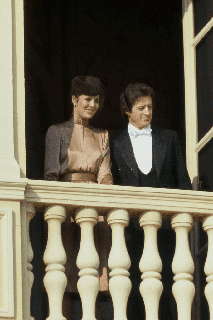 Monaco, 19 novembre 1978 : La princesse Caroline de Monaco avec son premier mari Philippe Junot, au balcon du Palais des Princes pour la fête nationale de Monaco. | Photo : Getty Images