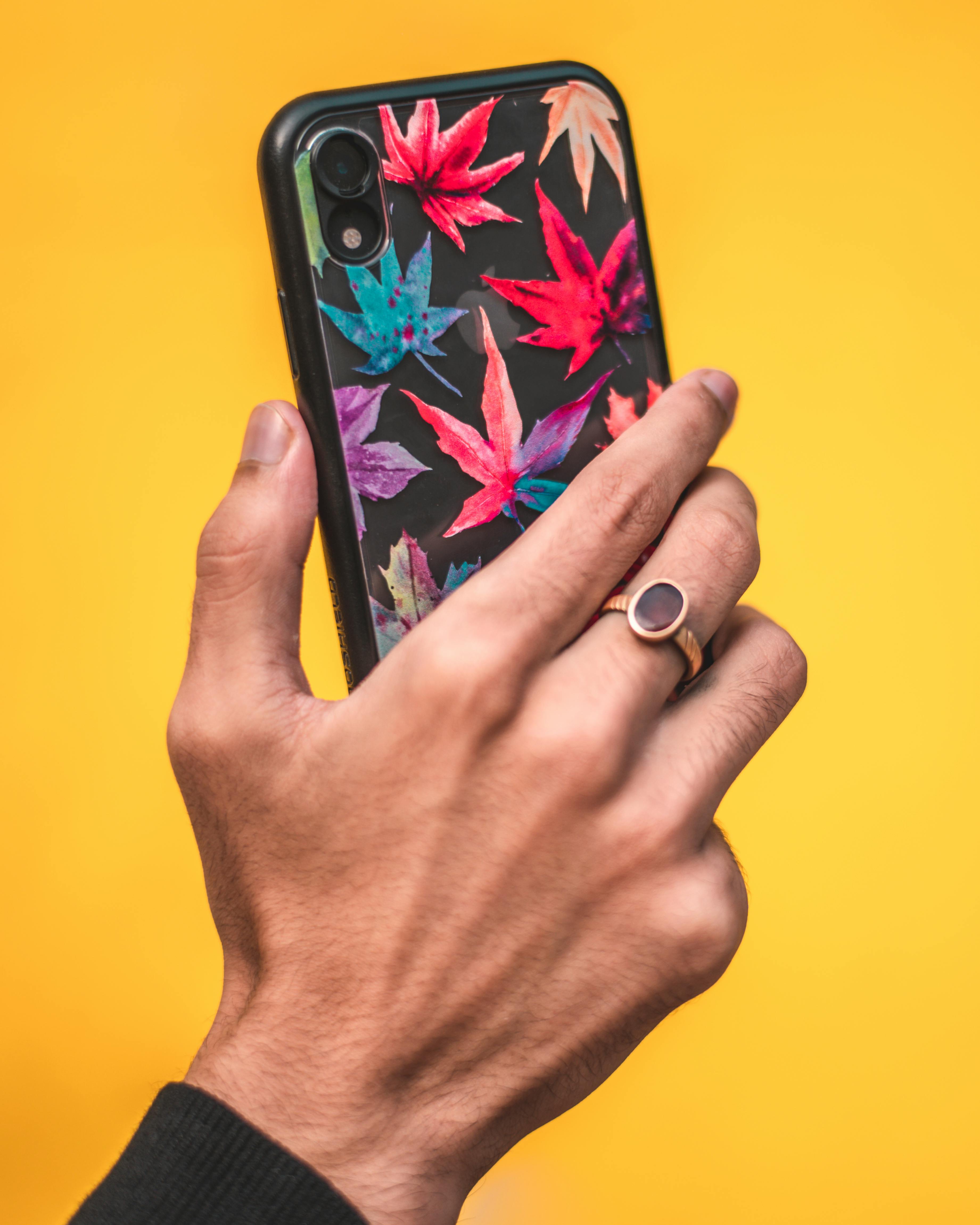 A woman's hand holding up a phone | Source: Pexels