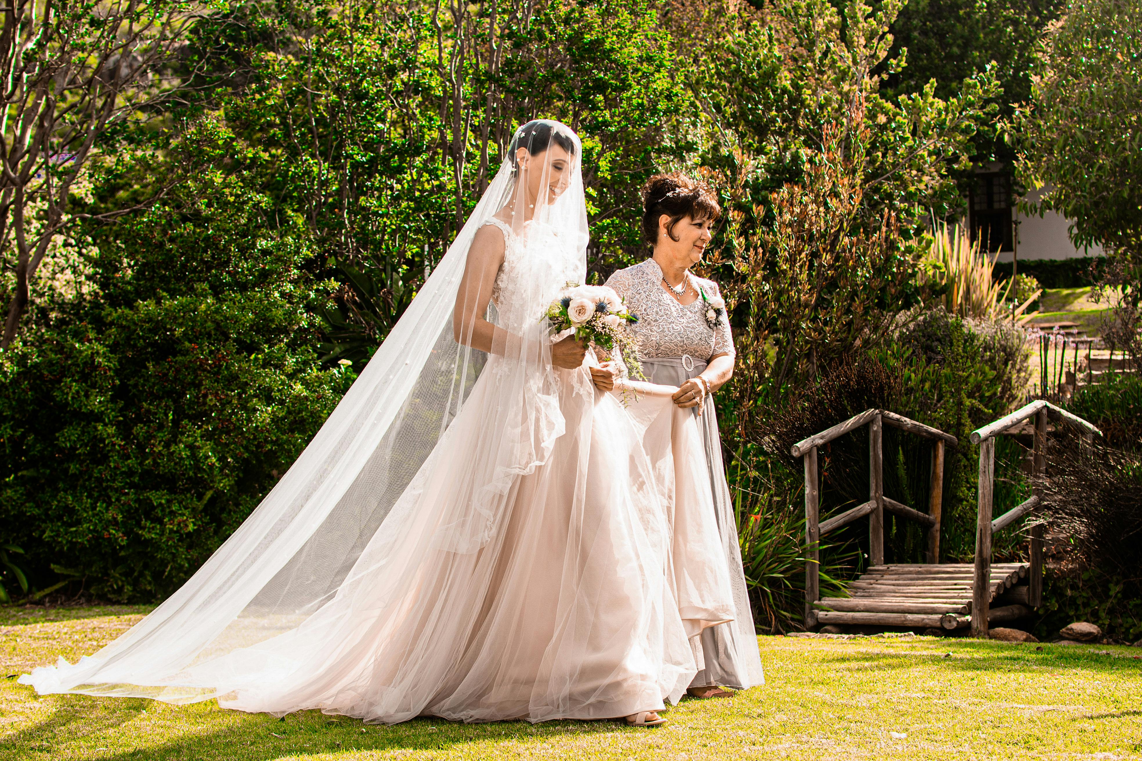 A mother walking her daughter down the aisle on her wedding day | Source: Pexels