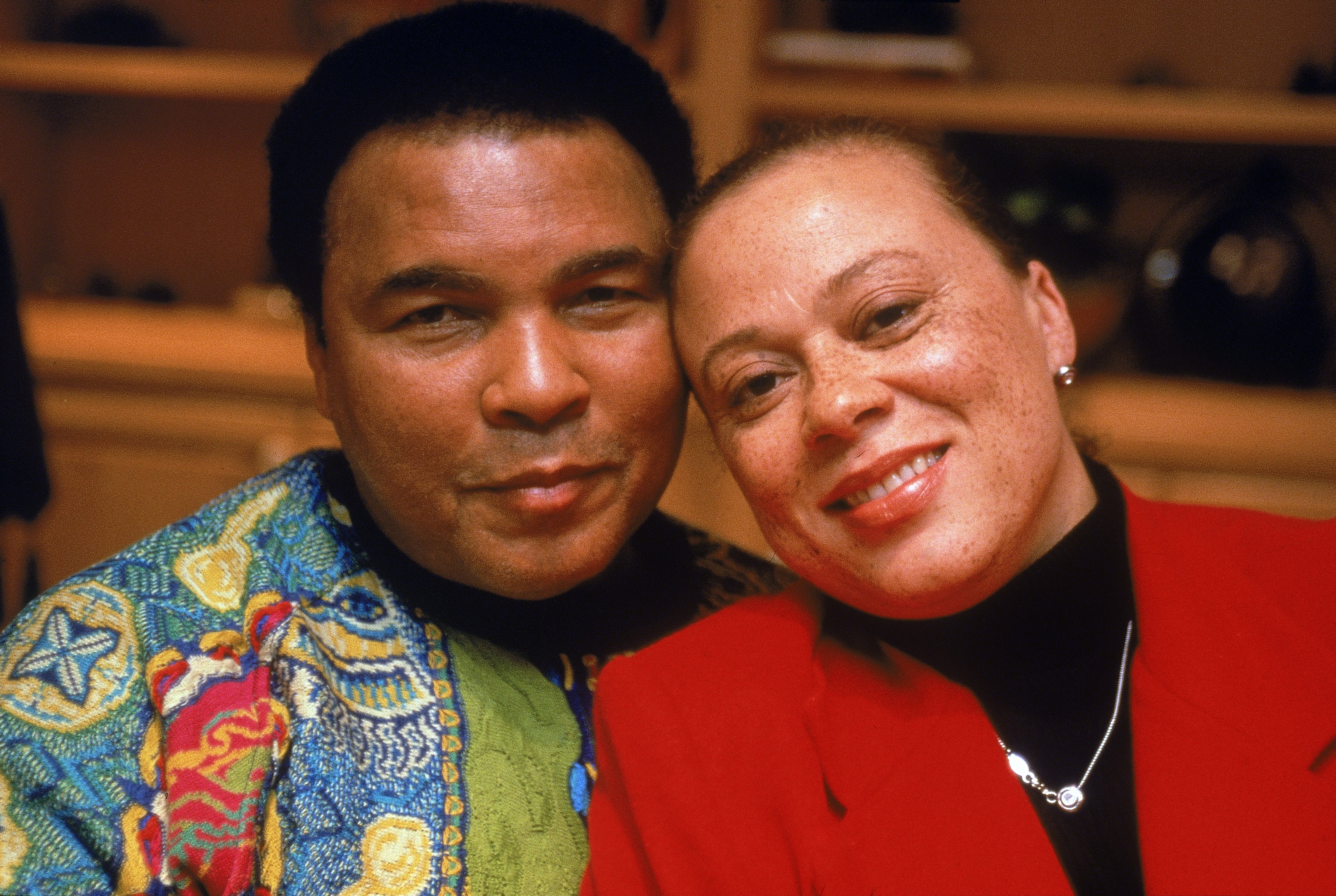 Muhammad Ali poses with Yolanda "Lonnie" Williams Ali at Berrien Springs, Michigan in July 1999. | Source: Getty Images