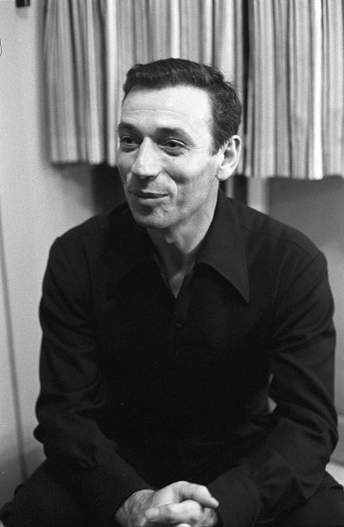 Yves Montand (1921 - 1991), acteur et chanteur italo-français dans les coulisses de sa sortie à Broadway de "Une soirée avec Yves Montand", octobre 1959. | Photo : Getty Images