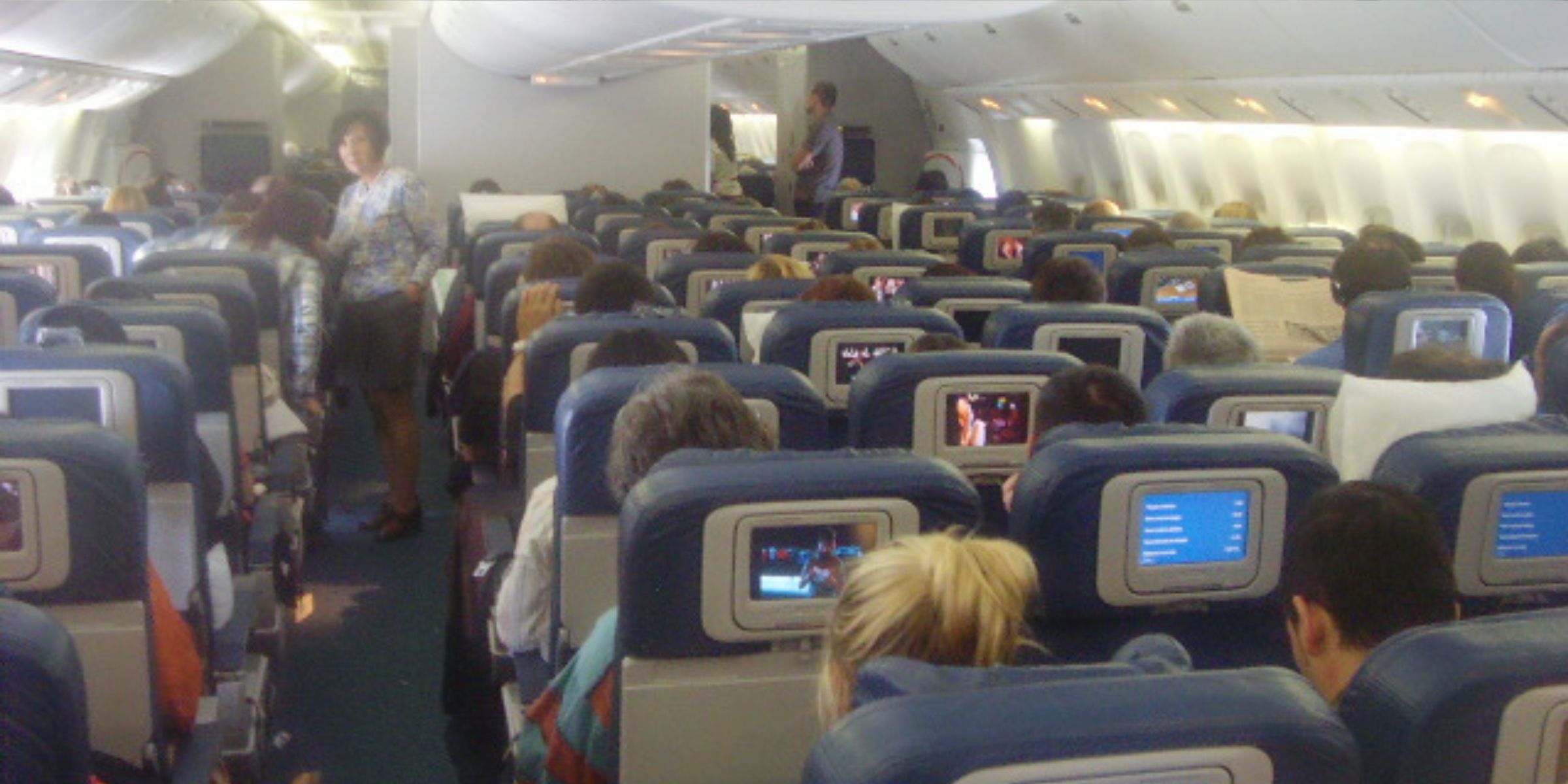 Passengers on a plane | Source: Flickr / LANZATE