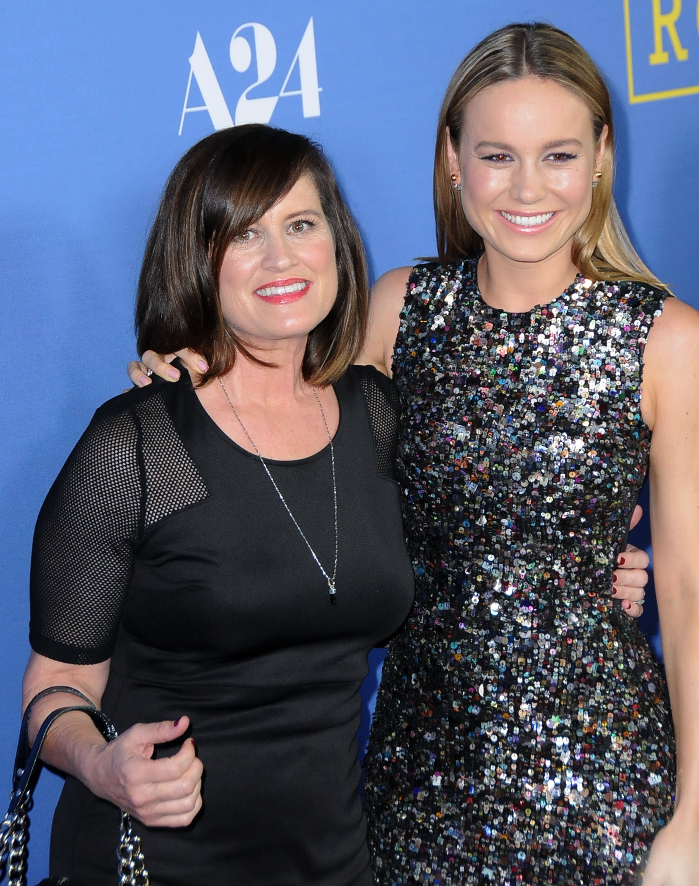 Brie Larson and her mother at the premiere of "Room" on October 13, 2015, in California. | Source: Getty Images