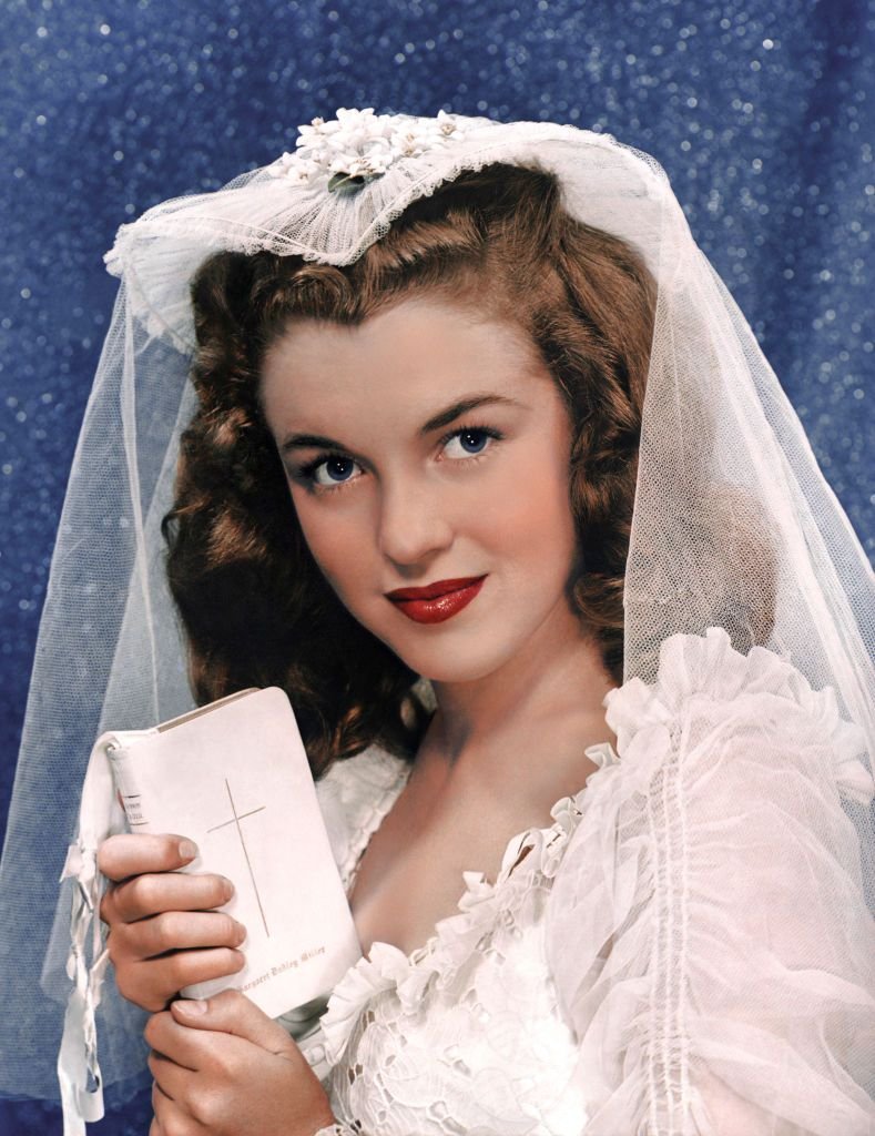 Marilyn Monroe in her wedding dress for her first wedding in 1946 | Source: Getty Images 
