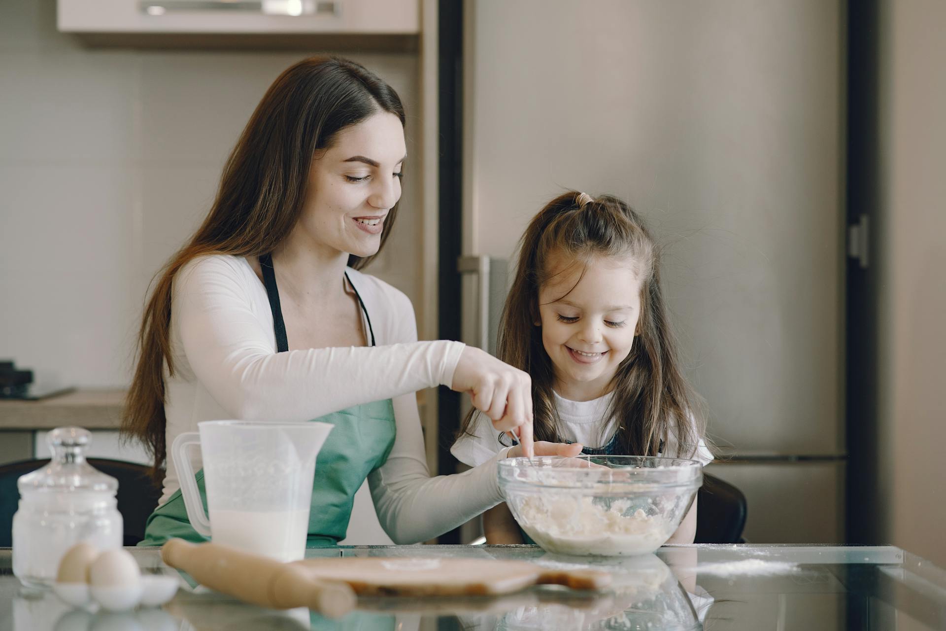 Mother and daughter baking | Source: Pexels