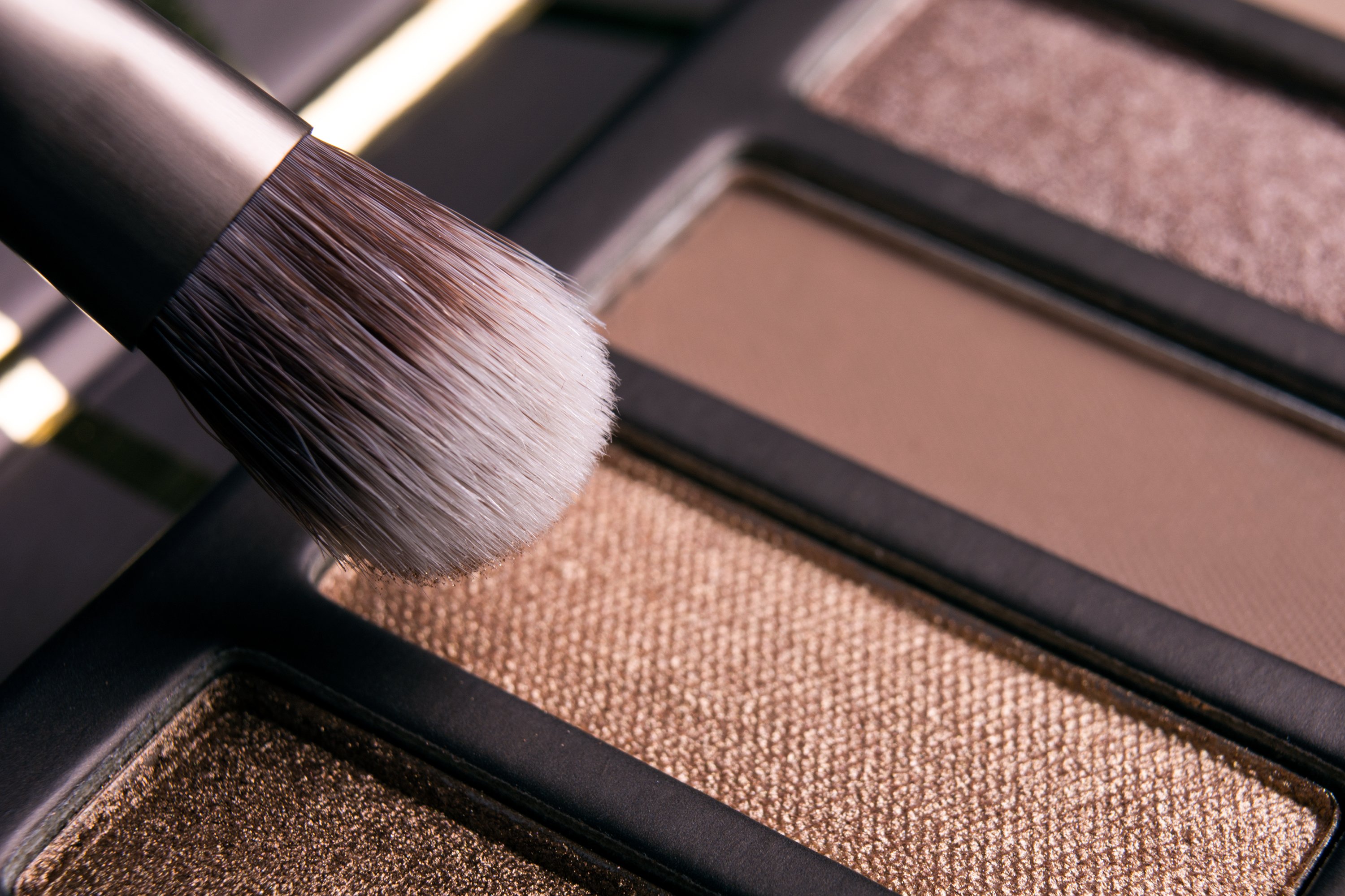 Pincel y paleta de sombras de ojos. | Foto: Shutterstock