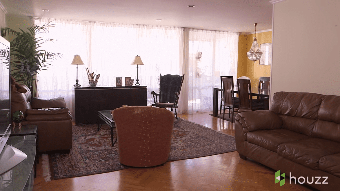 Sala del apartamento de los padres de Mila Kunis. | Foto: YouTube/@HouzzTV | Source: YouTube/@HouzzTV