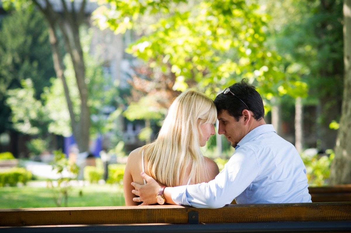 Pareja sentada en un banquillo mientras conversa en un parque. | Imagen: PxHere Pareja sentada en un banquillo mientras conversa en un parque. | Imagen: PxHere