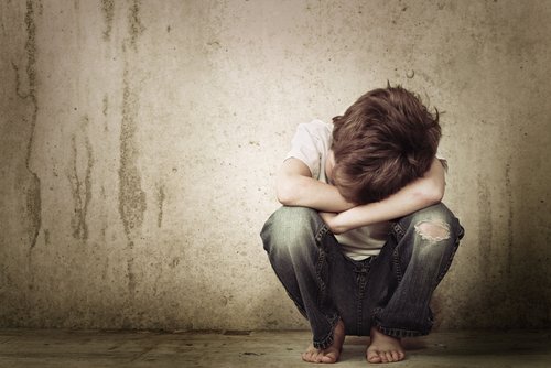 Un garçon perdu et seul. | Source : Shutterstock.