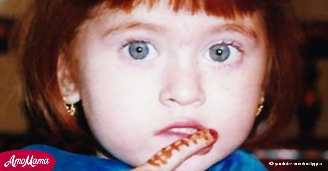 Une fille rousse a été repoussée par sa communautée et traitée comme une