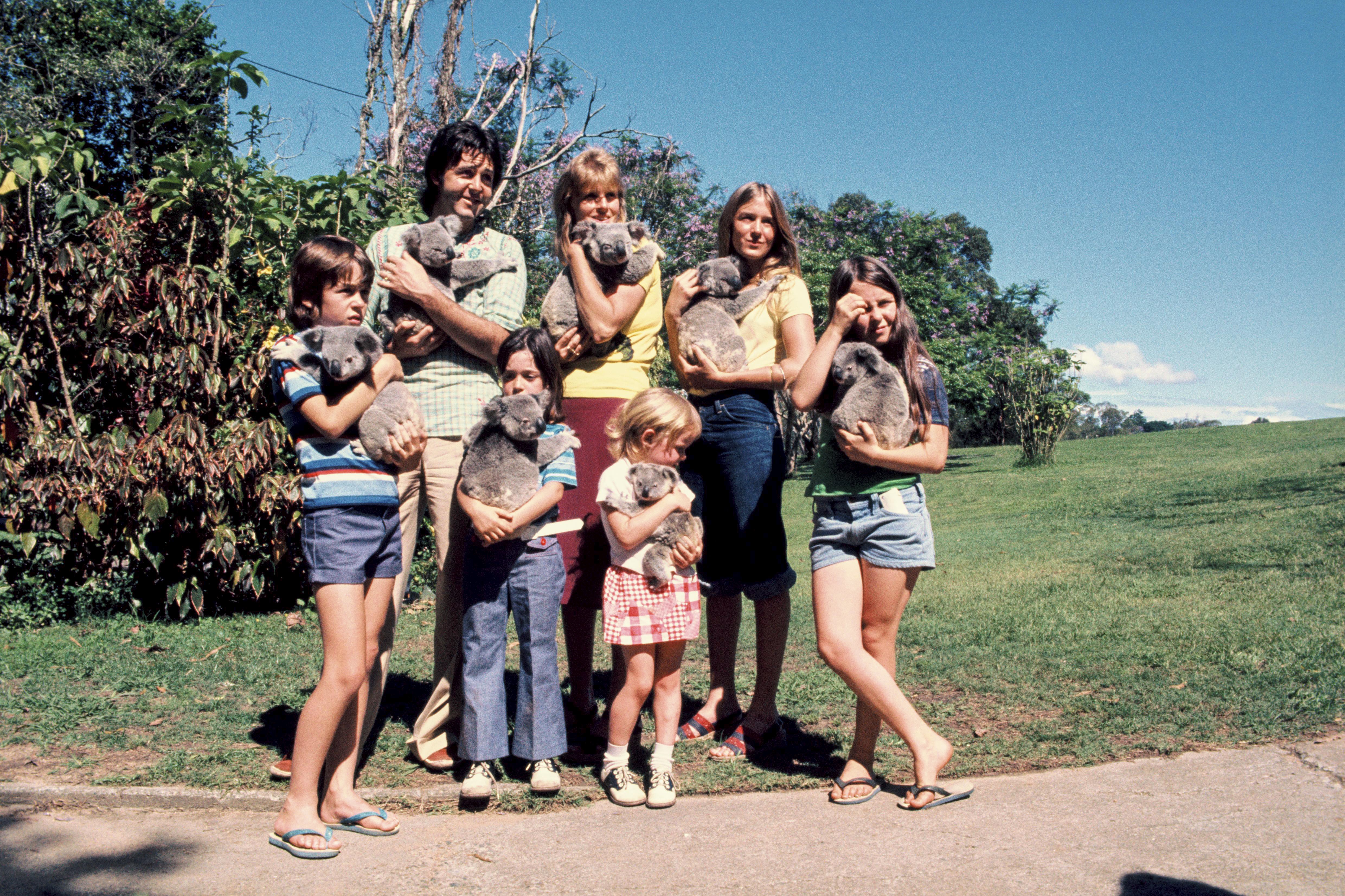 Paul McCartney y su familia en el zoo de Brisbane, Brisbane, noviembre de 1975 | Foto: Getty Images