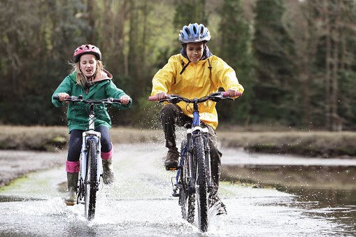 Photo of two children riding bikes on the road | Photo: Getty Images