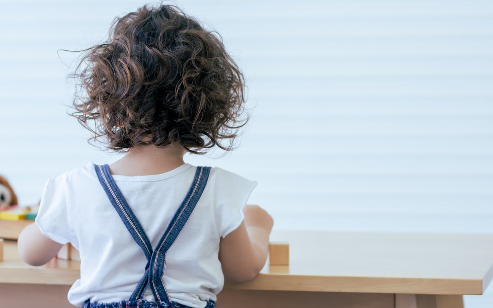Niña pequeña de espaldas. | Foto: Shutterstock