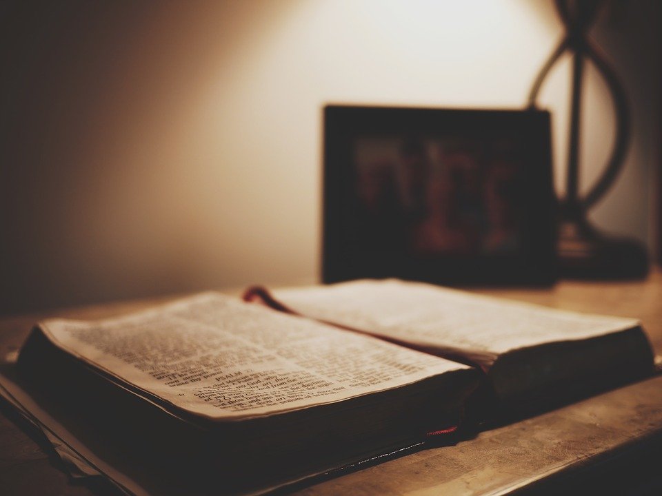 Biblia abierta. | Fuente: Pixabay