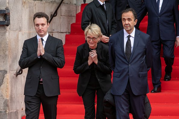 Claude Chirac (C), fille de l'ancien président français Jacques Chirac, son fils Martin Rey-Chirac et son mari Frédéric Salat-Baroux (D) remercient le public à l'occasion des funérailles de Jacques Chirac, à l'Eglise Saint-Sulpice à Paris. | Photo : GettyImage