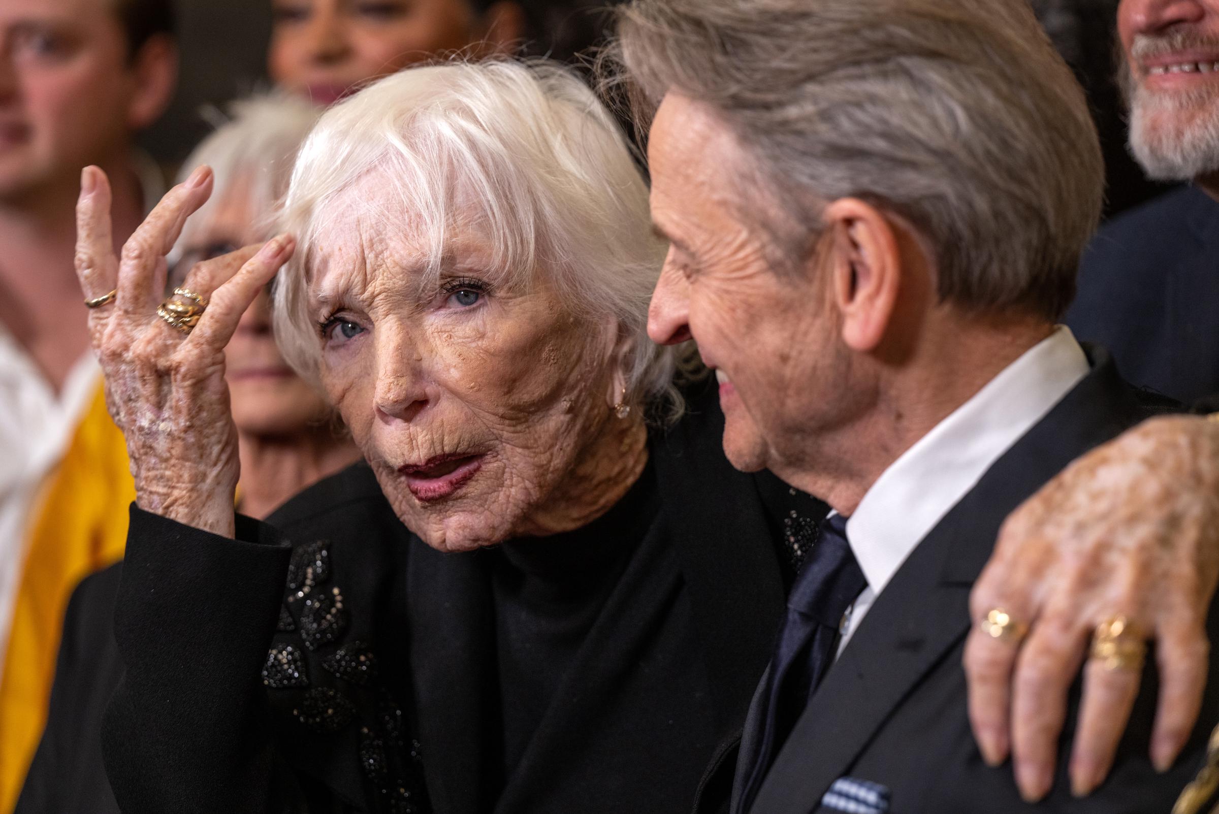 A candid embrace between icons — MacLaine shares a spirited exchange with Mikhail Baryshnikov at the 2025 Dance Hall of Fame Ceremony. Animated and affectionate, the Oscar winner captures the heart of a moment brimming with mutual respect and deep artistic connection.