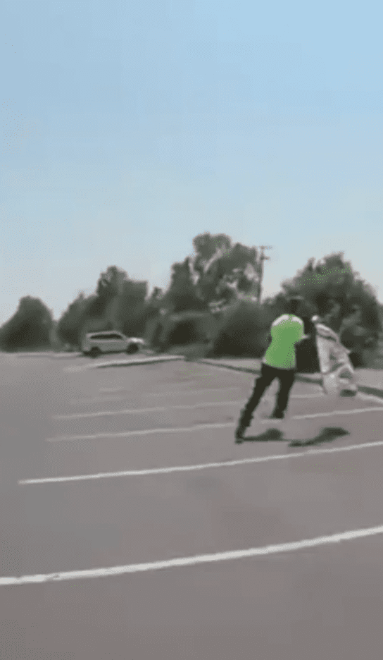 Protestor runs from an officer | Photo: Reddit/unnaturalorder