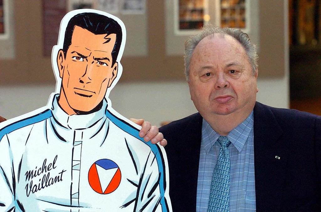 Le dessinateur de bande belge Jean Graton pose pour une photo alors que la poste belge a émis un timbre avec le héros de bande de Jean Graton, pilote de voiture de course Michel Vaillant, vendredi 14 janvier 2005. | Photo : Getty Images