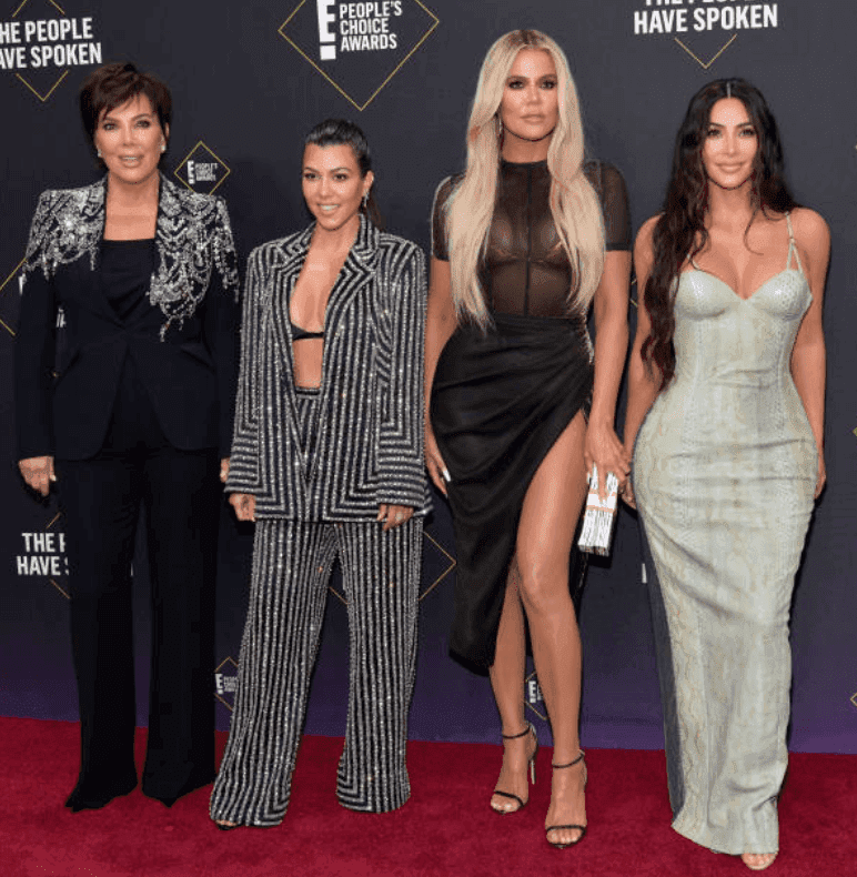 Kris Jenner, Kourtney Kardashian, Khloé Kardashian et Kim Kardashian posent côte à côte sur le tapis rouge pour le 2019 E ! People's Choice Awards, le 10 novembre 2019 à Santa Monica, Californie | Photo : Getty Images Kris Jenner, Kourtney Kardashian, Khloé Kardashian et Kim Kardashian posent côte à côte sur le tapis rouge pour le 2019 E ! People's Choice Awards, le 10 novembre 2019 à Santa Monica, Californie | Photo : Getty Images
