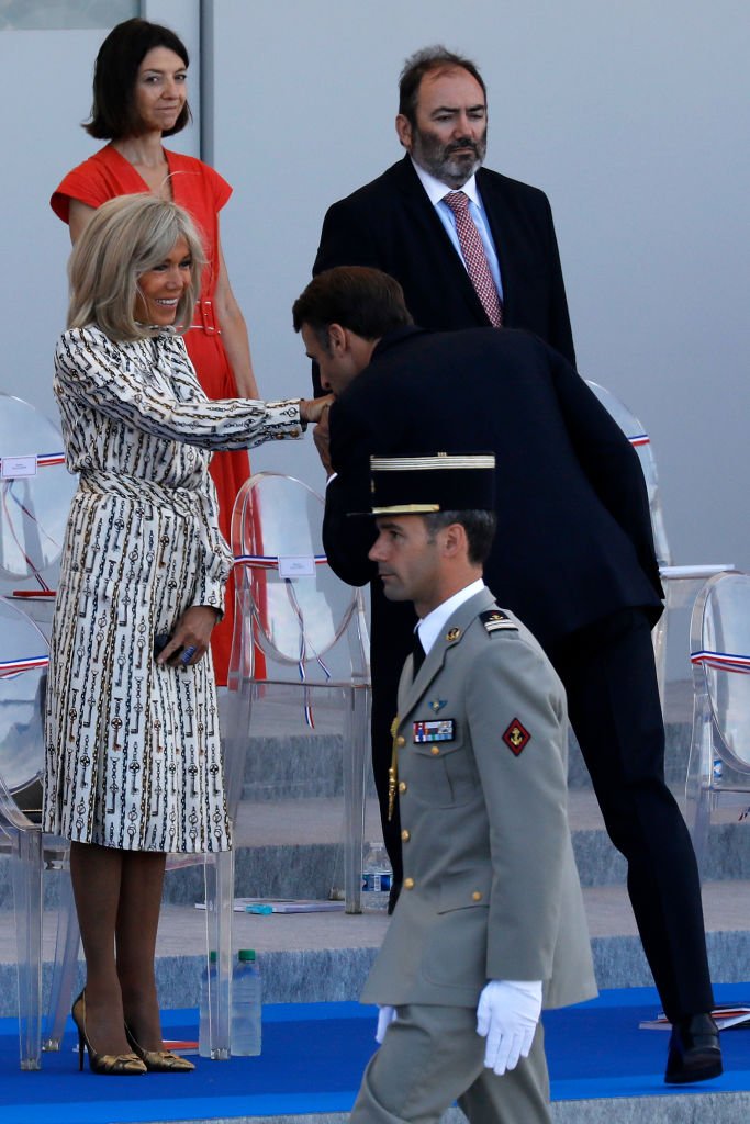 Le président français Emmanuel Macron avec son épouse Brigitte lors du défilé militaire du 14 juillet sur l'avenue des Champs-Elysées à Paris le 14 juillet 2022. І Source : Getty Images