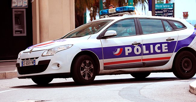 Voiture de police dans la rue | Photo : Shutterstock